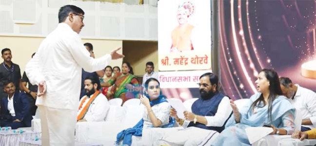 शिक्षकांसाठी माजी आ.सुरेश लाड यांचा जिल्हा परिषदेत ठिय्या