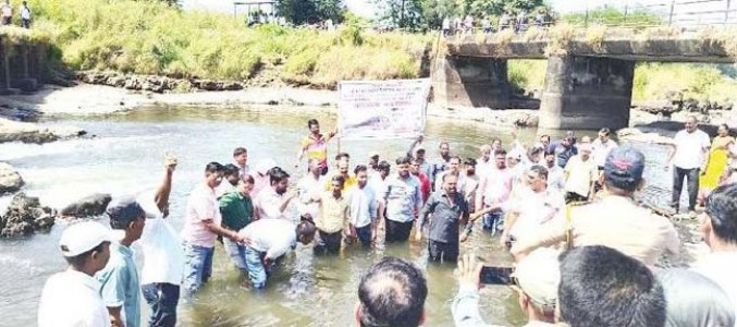 पेण । बाळगंगा प्रकल्पग्रस्तांचा जल सत्याग्रह , नदी पात्रात शेतकर्‍यांनी केले आंदोलन; 17 वर्षे प्रकल्पग्रस्तांचे प्रश्न प्रलंबित