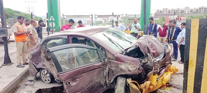चालकाला डुलकी...कार दुभाजकावर आदळली , ६ जखमी, दोघांची प्रकृती चिंताजनक