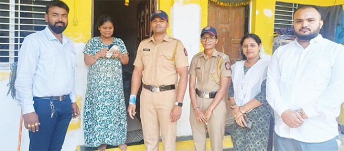 चुकीने खात्यात जमा झालेले ८० हजार रुपये महिलेने परत केले