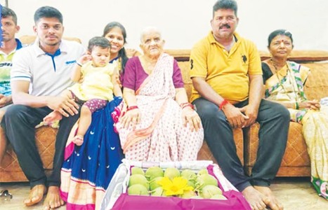 हापूसच्या पेटीला २५ हजारांचा विक्रमी दर , फळांच्या राजाची बाजारात झोकात एन्ट्री!