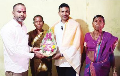 दहावीत तीनवेळा नापास झालेला नयन एमपीएससी परिक्षेत पंधरावा ! कर्जत येथील आदिवासी तरुणाची गरुड भरारी!