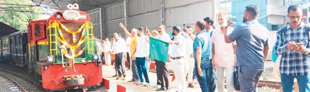 माथेरानची मिनीट्रेन पुन्हा पर्यटकांच्या सेवेत दाखल ; पहिलाच प्रवास हाऊसफुल, वातानुकूलित प्रवासाला थंडा प्रतिसाद