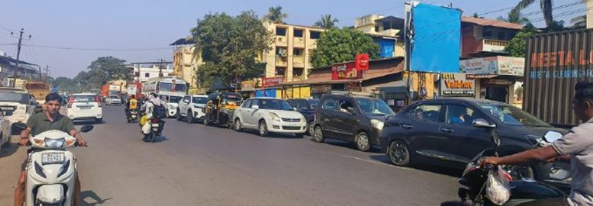 पर्यटकांच्या उत्साहावर वाहतूक कोंडीचे पाणी , रखडलेल्या महामार्ग, बायपास कामांचा पर्यटकांनाही फटका