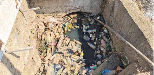 माणगावातील मोर्बा मार्गावरील गटारे तुंबली , नगरपंचायत-महामार्ग प्राधिकरणाच्या वादात पाच वर्षे रखडली नालेसफाई