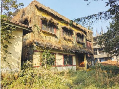 माणगावातील जुन्या पंचायत समितीच्या प्रशासकीय इमारतींना अखेरची घरघर , इमारतींवर झाडे-झुडपे वाढली; परिसराला भूतबंगल्याची अवकळा