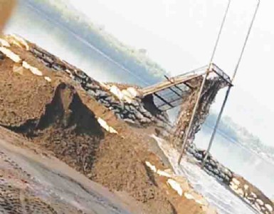 सावित्री खाडीत रात्रीस खेळ चाले , सक्शन पंपाद्वारे सुरु आहे बिनबोभाट वाळू उपसा