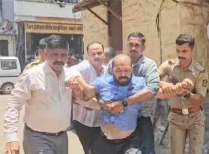 महाड : सुभाष मोरे यांचा आत्मदहनाचा प्रयत्न पोलिसांनी हाणून पाडला
