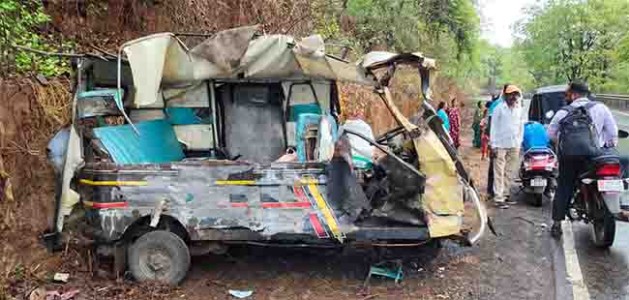 दोन विविध अपघातात दोघांचा मृत्यू; ९ जखमी , महाड, पोलादपूर येथील घटना