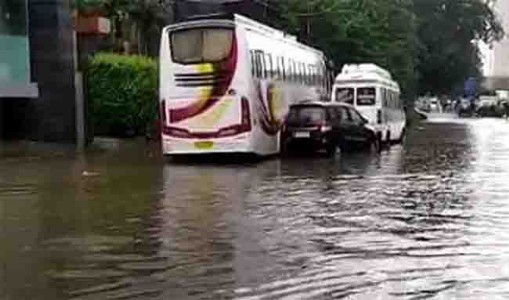 मुसळधार पावसाने गिरनार काँर्नरचा रस्ता बनले तळे