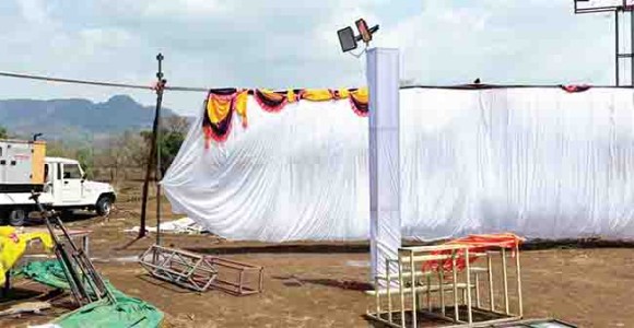 अवकाळी वादळी पावसामुळे लग्न मंडपाची दैना , लग्नाच्या मांडवात धावाधाव