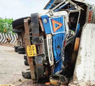 घोणसे घाटात ट्रकचा अपघात , संरक्षक भिंतीमुळे जीवितहानी टळली