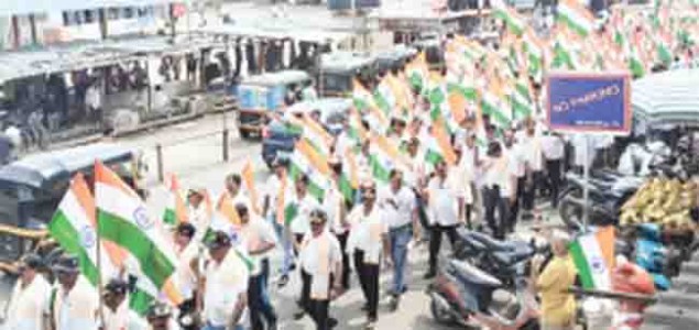 भारतीय सैनिकांच्या शौर्याला वंदन करण्यासाठी , पेणमध्ये तिरंगा रॅलीला उत्स्फूर्त प्रतिसाद