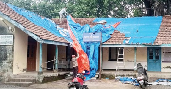 मुरुड शासकिय कार्यालयांच्या गळतीला प्लॅस्टिकचा आधार