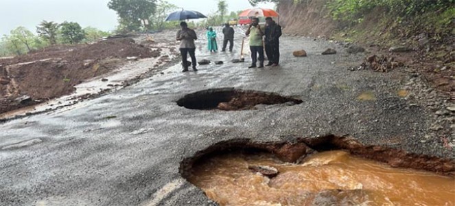 पावसाचा तडाखा, रायगडात रस्तारूंदीकरणावर झाडं कोसळली ; मुरुड येथे चोवीस तासांत ३७१ मिमी पावसाची नोंद
