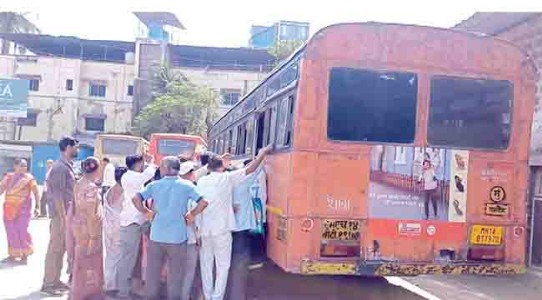 महाराष्ट्र कामगार संघटनेच्या अधिवेशनामुळे... पेण बस स्थानकात प्रवाशांचे हाल
