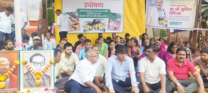 माथेरानमध्ये ई-रिक्षासाठी हातरिक्षा चालकांचे उपोषण