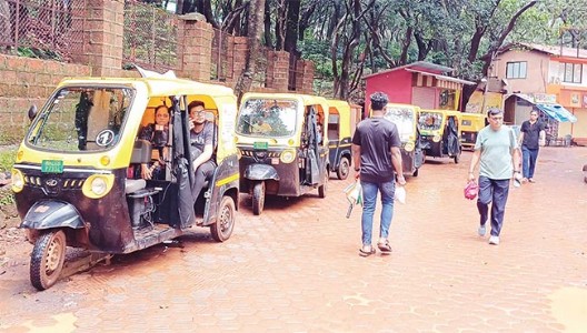 माथेरान | ई-रिक्षामधून दोन लाख पर्यटकांचा प्रवास , एक वर्षाचा कालावधी पूर्ण