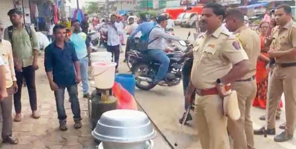नो पार्किंग झोनमधील वाहनांवर रोहा पोलिसांची मोठी कारवाई