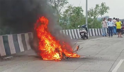पेणजवळ इलेक्ट्रीक बाईकला आग