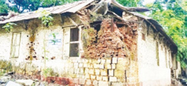 पालीतील ब्रिटीशकालीन ऐतिहासिक वास्तू मोजतेय अखेरची घटका,रस्त्याच्या बाजूकडील भिंत ढासळली,दुर्घटनेचा धोक
