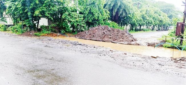 धाटाव औद्योगिक वसाहतीत रस्त्याला लागले ग्रहण , पंधरा दिवस रखडलेले काम पूर्ण होणार कधी? कामगारांचा सवाल