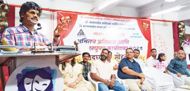 महाड येथे ओंकार भोजने यांच्या हस्ते नाटक कंपनीचा शुभारंभ