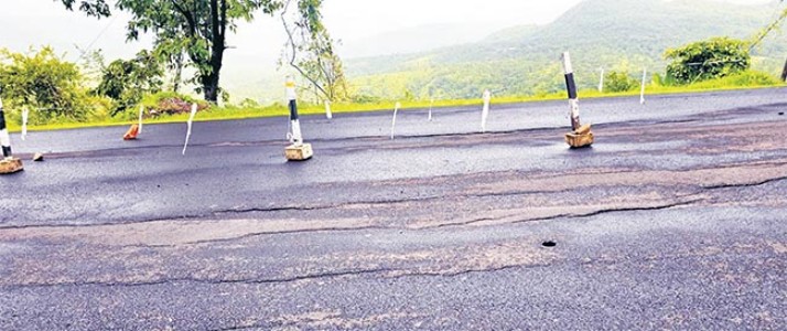 कशेडी घाटातील जुन्या महामार्गावर पाहणी , भोगाव हद्दीत रस्त्यावर भेगा, दोन दिवसांत करणार दुरुस्ती