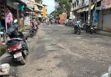 पाली शहरातील खड्ड्यांची समस्या गंभीर , नगरपंचायतीकडून कायमस्वरूपी उपाययोजनेची मागणी