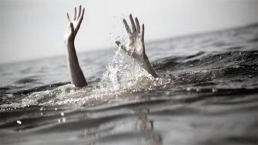 नागोठणे अंबा नदी पात्रात महिलेने घेतली उडी; शोध सुरु