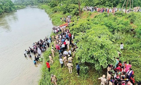 पेण | दुरशेत ग्रामस्थांचे जलसमाधी आंदोलन , शेकडो ग्रामस्थ उतरले नदीपात्रात