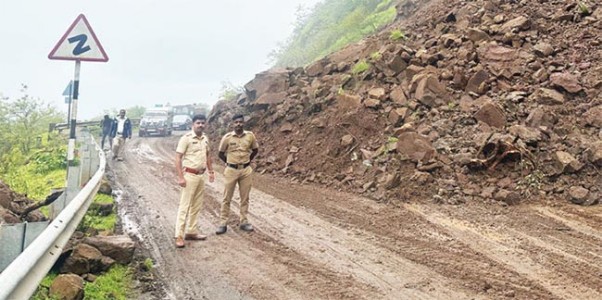 पोलादपूर येथे आंबेनळी घाटात दरड कोसळण्याचे सातत्य कायम , प्रशासनाच्या सतर्कतेमुळे दरड हटविण्यात यश
