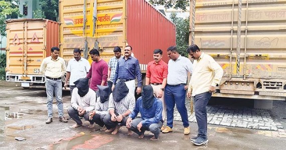 नवी मुंबई पोलिसांच्या हाती गुटख्याचे घबाड! गुटख्याचे चार कंटेनर जप्त, चारजण अटकेत