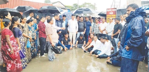 खड्ड्येमय रस्त्यांमुळे संतापलेल्या दिघोडे ग्रामस्थांचे खड्ड्यांमध्येच आंदोलन