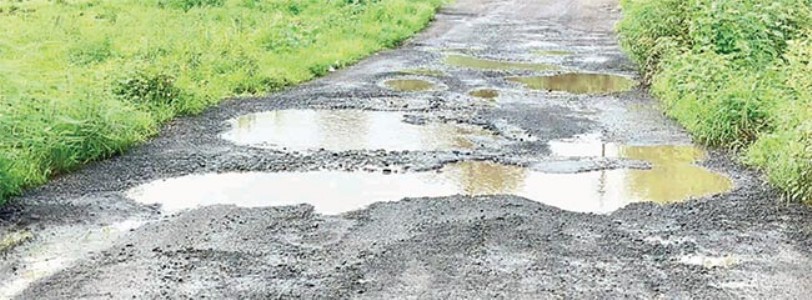 खालापूर येथील मुख्य रस्त्याची दैना , खड्ड्यातून प्रवास करणे बनले धोकादायक; प्रवासी हैराण