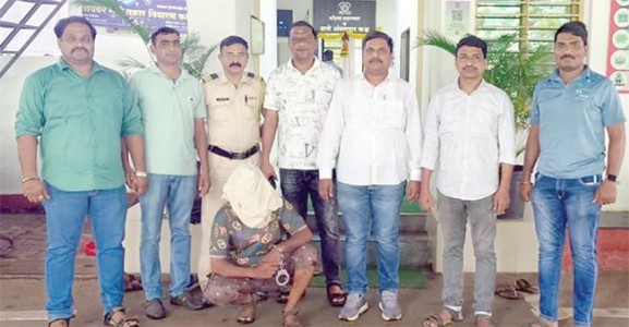 पनवेलमध्ये पोलीस बनून लुटणारा भामटा गजाआड