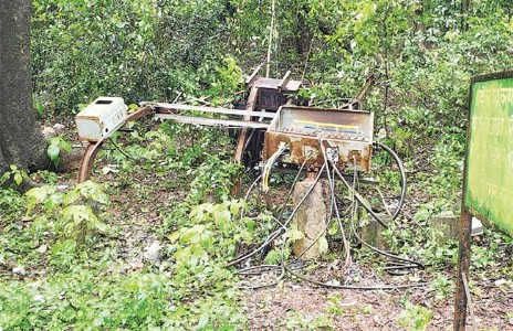 माथेरान येथे दस्तुरी परिसरात असलेले वीज रोहित्र कोसळले
