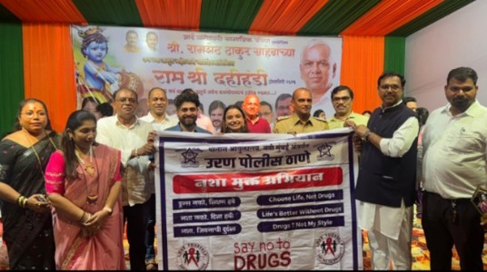 चिरनेर गावात ग्रीस लावलेल्या मल्लखांब दहीहंडीचा थरार; पोलीसांनी दिला नशा मुक्त अभियानातून संदेश