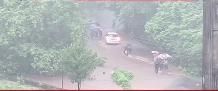 रायगडात पावसाची संततधार सुरुच! नद्या, नाले तुडूंब, रस्त्यांची झाली चाळण