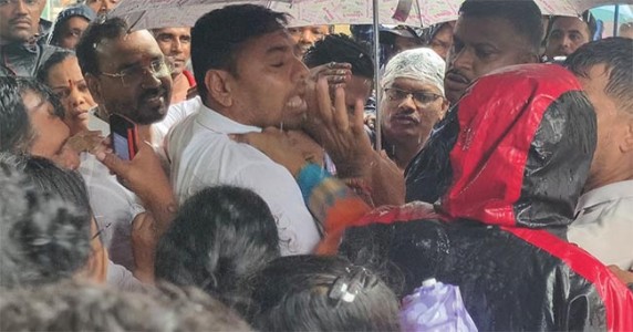 शिवसेना-शेकाप महिला नेत्यांमध्ये जुंपली , मानसी दळवी यांची चित्रलेखा पाटील यांना धक्काबुक्की