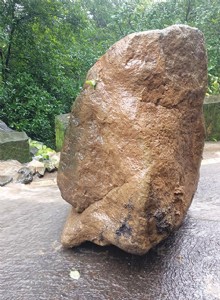 माथेरान घाटात भला मोठा दगड आला रस्त्यावर..
