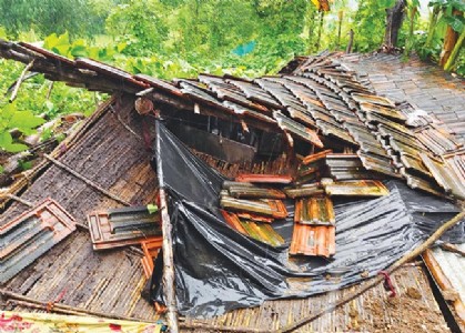 अतिवृष्टीमुळे उरणमधील घरांची पडझड; रस्ते पाण्याखाली
