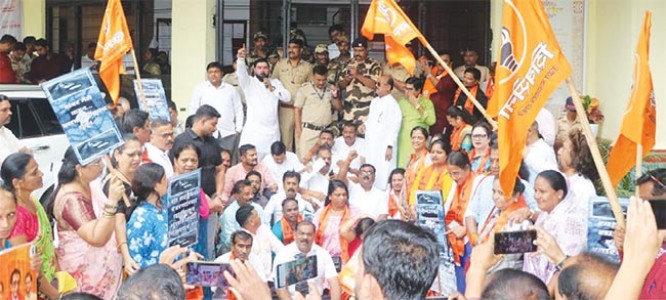 पनवेल महापालिकेवर शिवसेनेचा हल्लाबोल