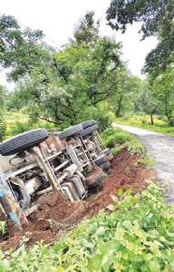 रोहा ऐनवहाळजवळ ट्रक उलटला; १ ठार ४ जखमी