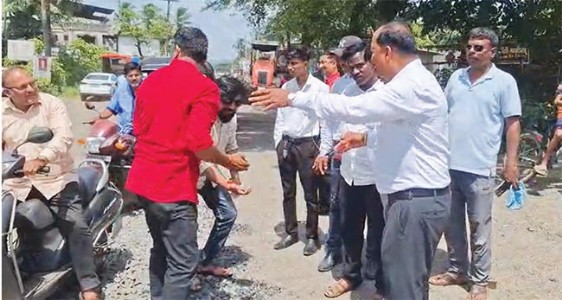 अलिबाग-वडखळ महामार्ग दुरुस्तीला सुरुवात ; निकृष्ट दर्जाच्या कामाचा आरोप, अलिबागकर संतप्त