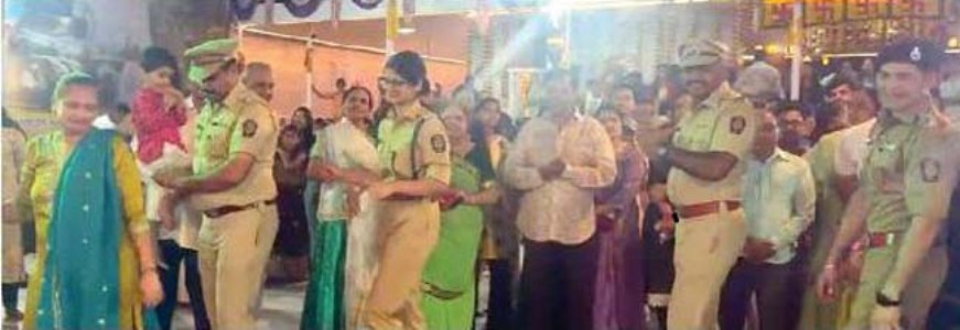 गुन्हेगारांना भांगडा करायला लावणार्‍या पोलीस अधीक्षक आँचल दलाल यांचा गरबा