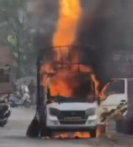 पेणजवळ सिलेंडरच्या टेम्पोला भीषण आग , सलग 9 सिलेंडरचा स्फोट टेम्पो जाळून खाक