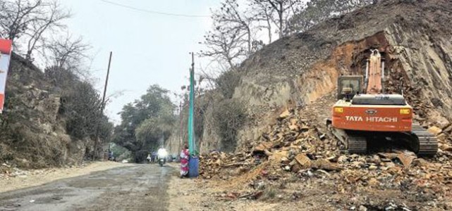 किल्ले रायगड मार्ग होणार सुरक्षित , नातेखिंड येथे डोंगर फोडण्याच्या कामाला अखेर सुरुवात