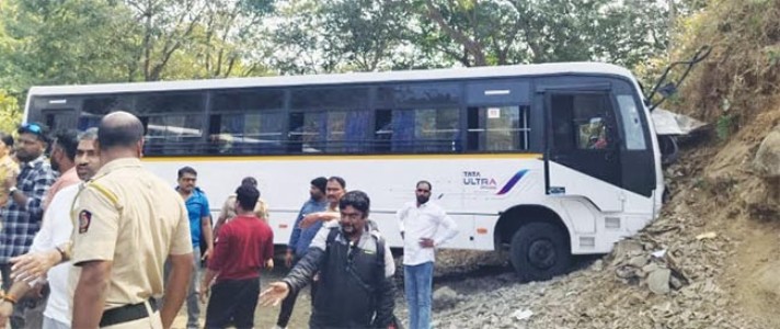 पर्यटकांच्या बसला अपघात; २७ प्रवासी गंभीर, २३ जखमी