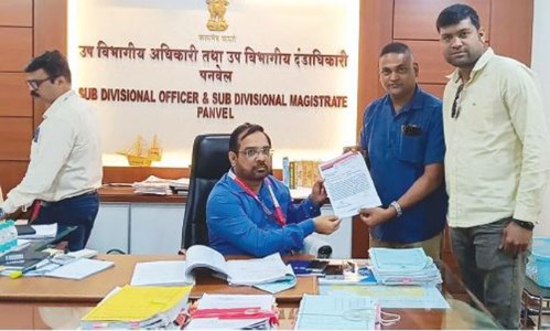 ‘नोटा’ अधिकाराची अंमलबजावणी करा , अ‍ॅड.संतोष खांडेकर यांचे निवडणूक अधिकार्‍यांना निवेदन